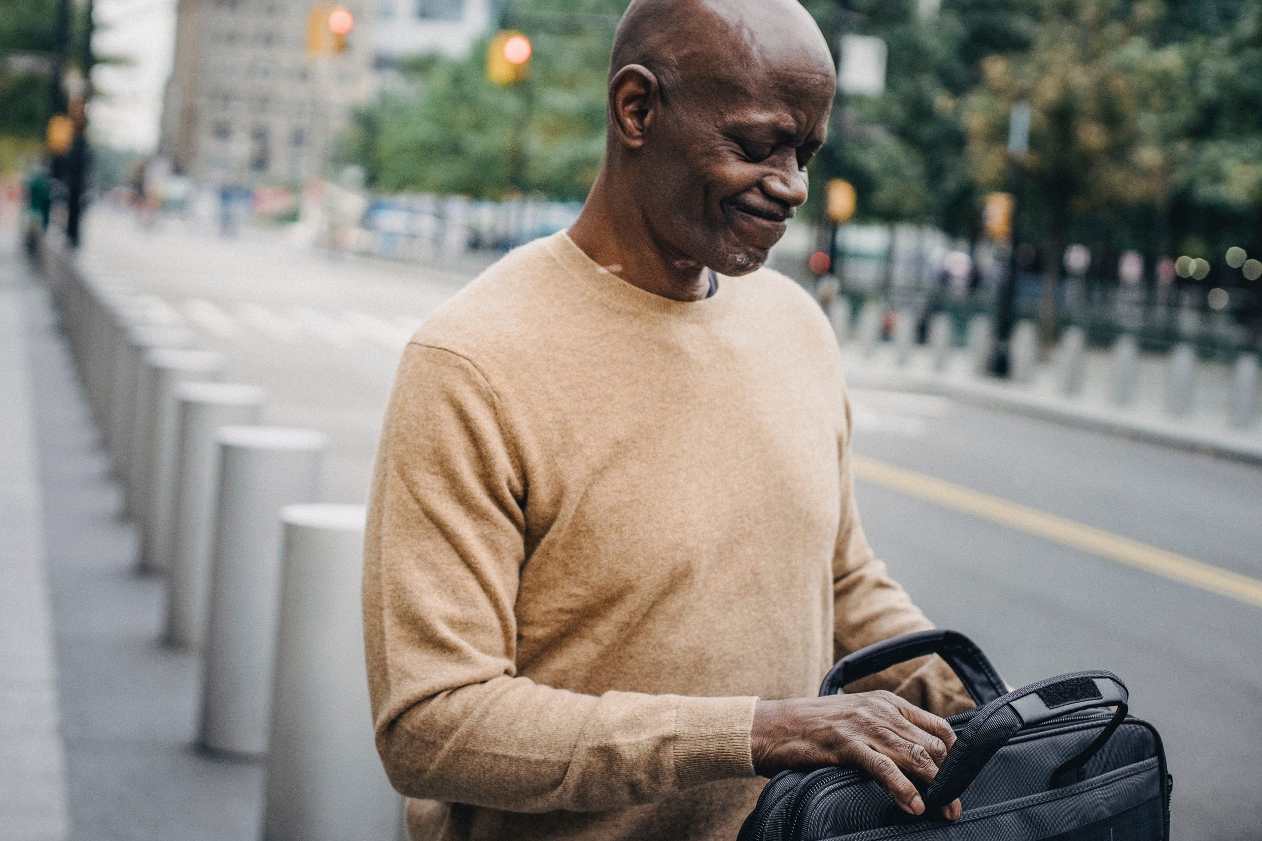 homme qui fouille dans son sac